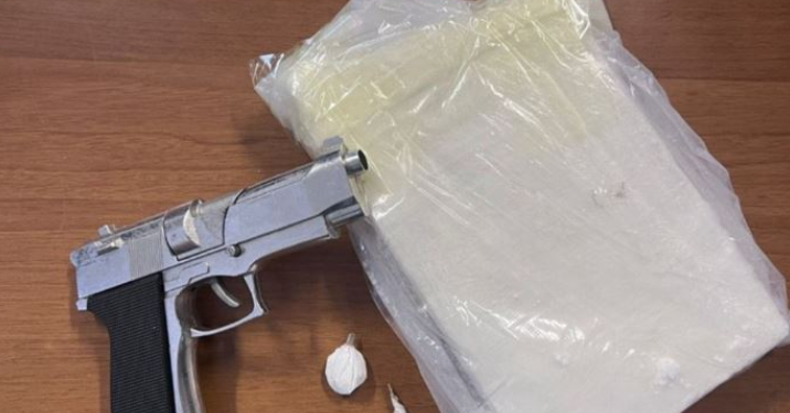 Shqiptari kapet me 1 kg kokainë, mbronte “biznesin” me një pistoletë lodër