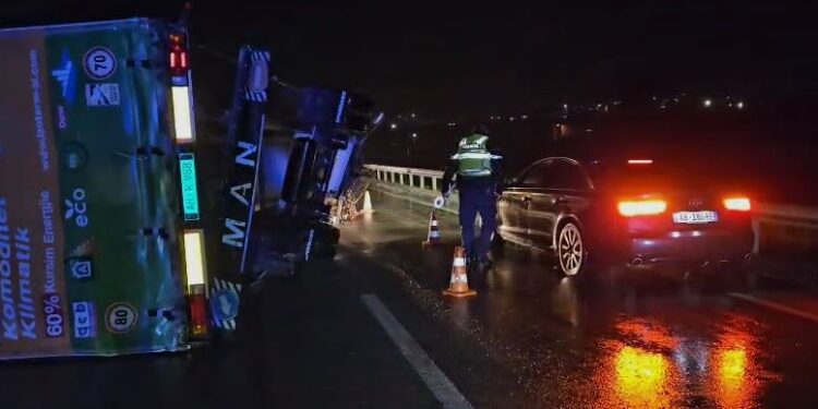 Era e fortë shkëput rimorkion nga kamioni, bllokohet qarkullimi në aksin Korçë-Kapshticë
