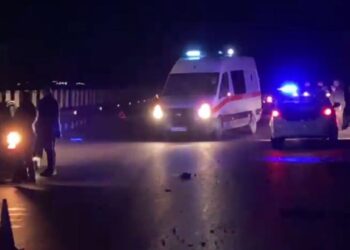 Aksident në aksin Peqin-Elbasan, “Benz”-i përfundon në kanal pas përplasjes mes dy automjeteve