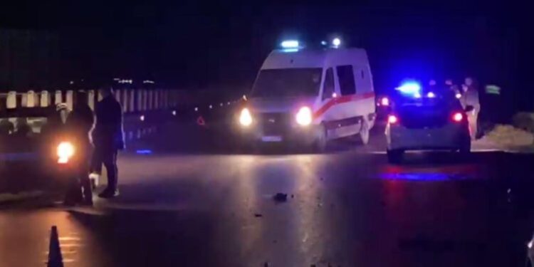 Aksident në aksin Peqin-Elbasan, “Benz”-i përfundon në kanal pas përplasjes mes dy automjeteve