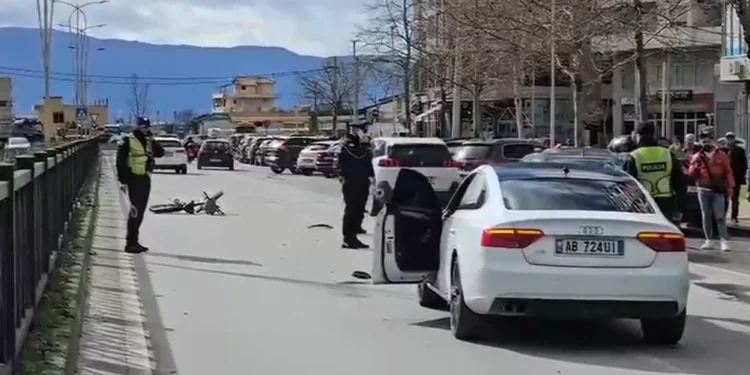 Aksident në Vlorë, “Audi” përplas një person që po lëvizte me biçikletë