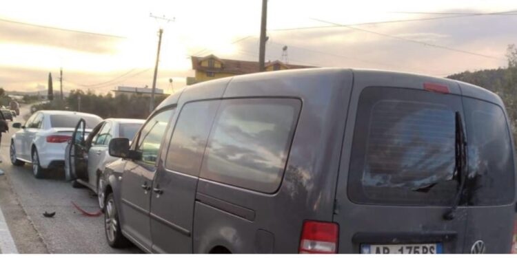 Aksident zinxhir në aksin Peqin–Elbasan, tre automjete përplasen njëri pas tjetrit