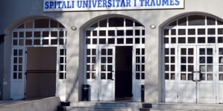 Aksident i rëndë në Tiranë, dy të rinj në spital, njëri në gjendje kritike (EMRAT)