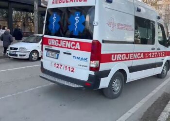 Po kalonte te vijat e bardha, makina përplas gruan në Korçë