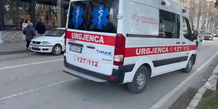 Po kalonte te vijat e bardha, makina përplas gruan në Korçë