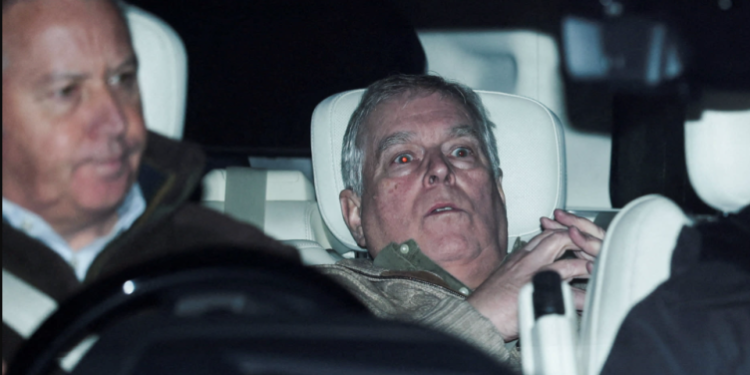 Ish-Princi Andrew lirohet disa orë pas arrestimit për dosjen “Epstein”, policia vazhdon kontrollet në Royal Lodge