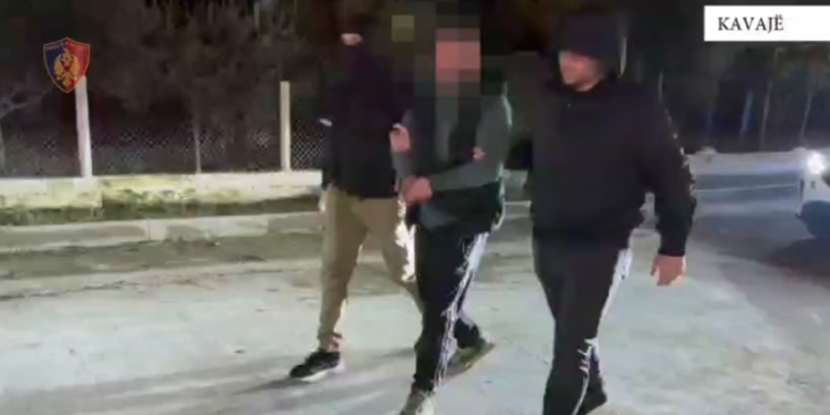 Vrasja për një parkim në Kavajë, gjykata lë në burg autorin