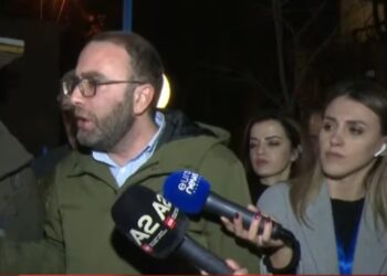 Bardhi në Komisariatin nr.1: Një protestues i dhunuar gjatë shoqërimit u soll këtu në kundërshtim me ligjin! U mor nga ambulanca për te Trauma