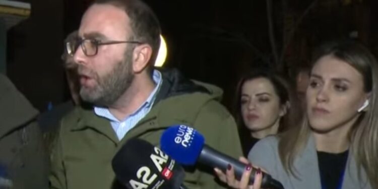 Bardhi në Komisariatin nr.1: Një protestues i dhunuar gjatë shoqërimit u soll këtu në kundërshtim me ligjin! U mor nga ambulanca për te Trauma
