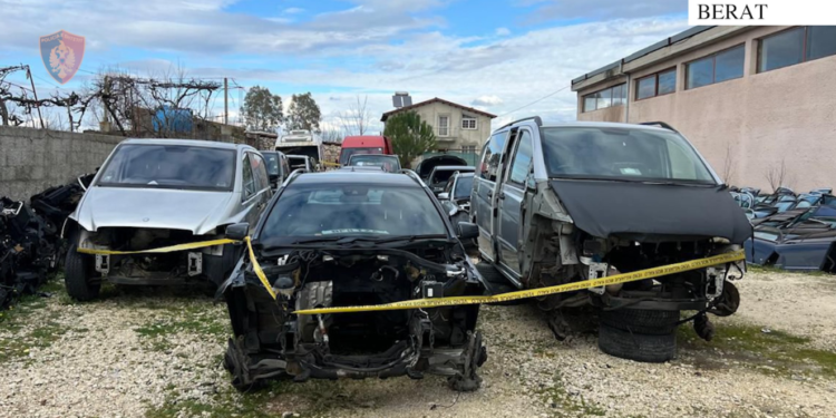 Çmontonin dhe shisnin pjesë makinash të kontrabanduara nga Britania, arrestohet 1 person, në kërkim bashkëpunëtori