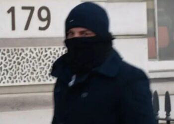 Skandali në Angli/ Shqiptari, oficer emigracioni grabiste emigrantët, akuzohet edhe për mashtrim me pasaportat