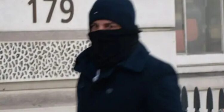 Skandali në Angli/ Shqiptari, oficer emigracioni grabiste emigrantët, akuzohet edhe për mashtrim me pasaportat