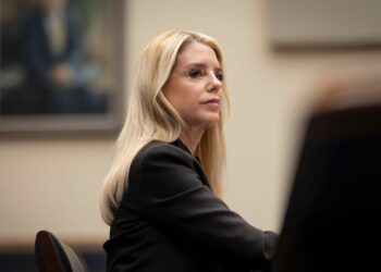 Katër mësimet që nxjerrim nga dëshmia e Pam Bondit për Epsteinin