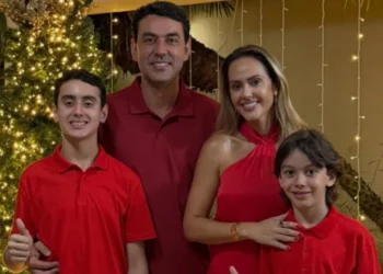 “Babi ju do shumë”! Pa videon e gruas duke u puthur me tjetrin, 40-vjeçari vret dy fëmijët e tij dhe më pas veten