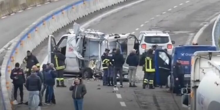 Sulmohet makina me para në Itali, grabitësit bllokojnë autostradën dhe hapin zjarr ndaj karabinierëve