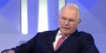 Christopher Hill flet për dëshminë në Hagë: Nuk kam njohuri për asnjë krim të kryer nga Hashim Thaçi