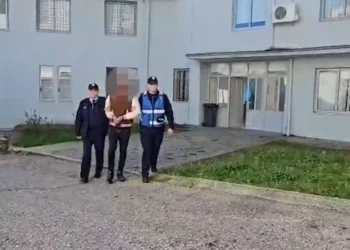 Sekuestrohen armë zjarri dhe drogë, arrestohet 33-vjeçari në Përmet, me precedentë të mëparshëm penalë