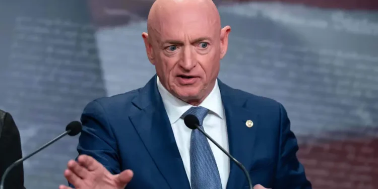 “Fitore” për fjalën e lire, gjykatësi Federal bllokon Pentagonin të ndëshkojë Senatorin Mark Kelly