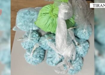 E kthyen banesën në laborator droge, dy të afërmit kapen me mbi 2 mijë tableta ekstazi