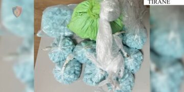 E kthyen banesën në laborator droge, dy të afërmit kapen me mbi 2 mijë tableta ekstazi