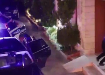 U kapën me kallashnikov e pistoleta, Gjykata lë në burg 4 të arrestuarit për trafik armësh që i reklamonin online