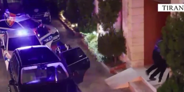 U kapën me kallashnikov e pistoleta, Gjykata lë në burg 4 të arrestuarit për trafik armësh që i reklamonin online