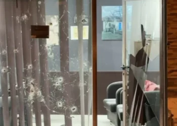 Iu kundërpërgjigj me armë zjarri atentatorëve në Lezhë, ndalohet me urdhër të prokurorisë efektivi i policisë