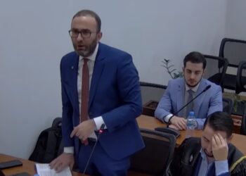 “Shqyrtimi zgjati vetëm 1 orë”, Bardhi në ‘Kushtetuese’: Të shfuqizohen ndryshimet në Rregulloren e Kuvendit