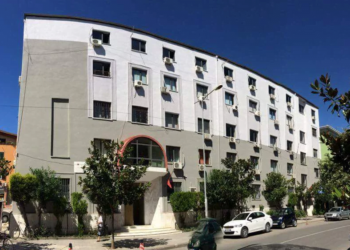 Mbetjet toksike të Kurum/ Gjykata e Durrësit lë në burg 8 të arrestuar, 5 në arrest shtëpie, 7 detyrim paraqitje