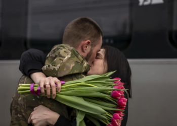 Kur bota shpërbëhet, zemra gjen rrugën! Si dashuria i mbijeton tmerrit të luftës