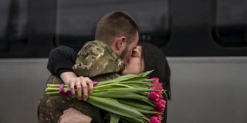 Kur bota shpërbëhet, zemra gjen rrugën! Si dashuria i mbijeton tmerrit të luftës