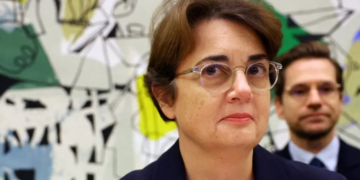 Dorëhiqet drejtoresha e Luvrit pas vjedhjes spektakolare të stolive të kurorës franceze. Reagon Macron