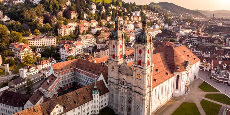FOTO / Brenda bibliotekës së Abacisë së Shën Galenit, një nga thesaret më të vjetra të dijes në Evropë