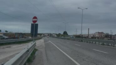 Makina përplas për vdekje këmbësorin në aksin Durrës-Rrogozhinë, shoqërohet në polici shoferi