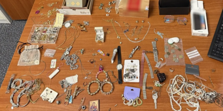 Kushërinjtë shqiptarë “zbrazin” shtëpitë në Kretë, “viktimë” edhe një bashkatdhetare