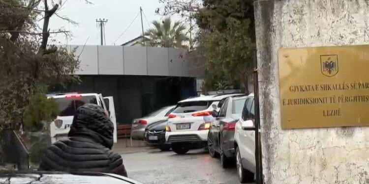 Breshëria e armëve në berberhanen e Lezhës, lihet në burg efektivi që iu kundërpërgjigj autorëve