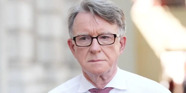 I doli emri në dosjen Epstein, ish-ministri jep dorëheqjen: Nuk dua t’i shkaktojë më shumë turp partisë!