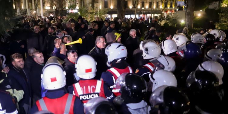 7 efektivë policie të lënduar gjatë protestës së opozitës, 5 dërgohen në Spitalin e Traumës