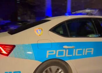 Babai kërcënon vajzën me thikë në Durrës, plagos veten pas ndërhyrjes së policisë