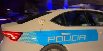 Babai kërcënon vajzën me thikë në Durrës, plagos veten pas ndërhyrjes së policisë