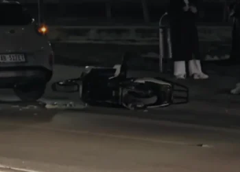 Makina përplas motorin në Lungomare, drejtuesi i motomjetit transportohet me urgjencë në spitalin e Vlorës