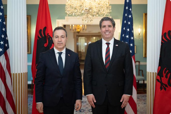 Zv.sekretari amerikan pas takimit me Peleshin: Rrisim bashkëpunimin për sigurinë dhe biznesin