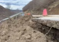 Vijojnë problemet në aksin Maliq-Lozhan-Strelcë, rrëshqitjet e dherave dëmtojnë rrugën, rrezik për qarkullimin e mjeteve