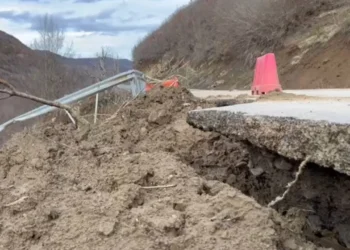 Vijojnë problemet në aksin Maliq-Lozhan-Strelcë, rrëshqitjet e dherave dëmtojnë rrugën, rrezik për qarkullimin e mjeteve