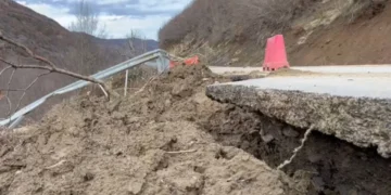 Vijojnë problemet në aksin Maliq-Lozhan-Strelcë, rrëshqitjet e dherave dëmtojnë rrugën, rrezik për qarkullimin e mjeteve