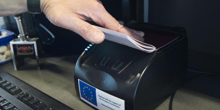 Frika e kaosit të udhëtimeve gjatë verës, shtyhet deri në shtator zbatimi i Sistemit të Hyrjes/Daljes në BE