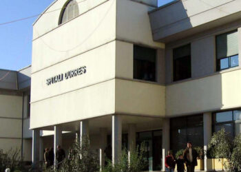 Arrestohet 55-vjeçari në Durrës, dhunoi gruan e vajzën dhe pastaj i nguli thikën vetes