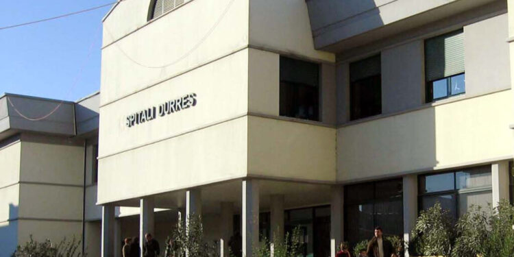 Arrestohet 55-vjeçari në Durrës, dhunoi gruan e vajzën dhe pastaj i nguli thikën vetes