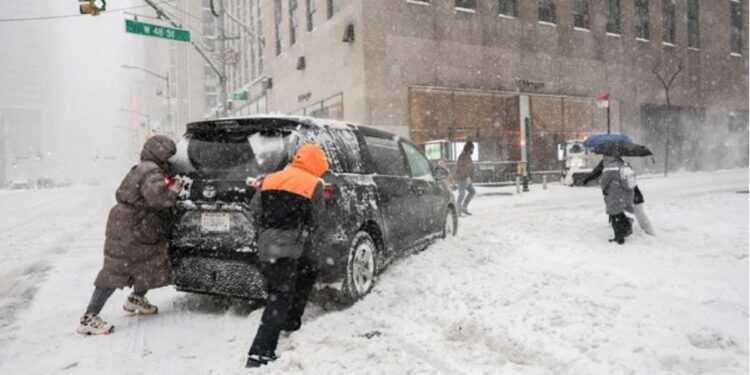 Stuhia më e fuqishme e dekadës, gjendje e jashtëzakonshme në disa shtete të Amerikës