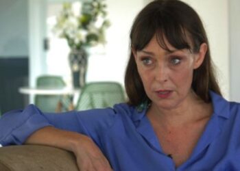 Dëshmia tronditëse e një prej të mbijetuarave të Epstein: Filloi të më prekte me forcë